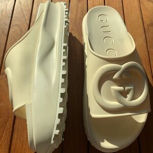 WOMEN'S SLIDE SANDAL WITH INTERLOCKING G Gucci